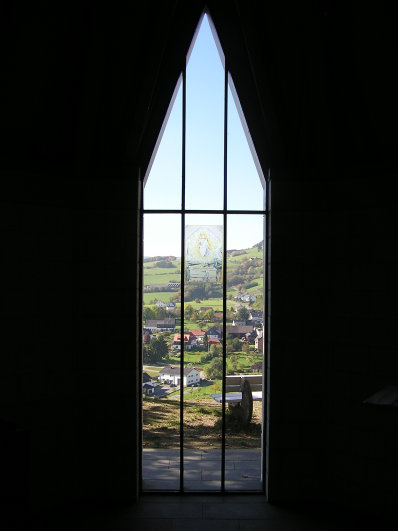 Blick durch das Kirchenfenster auf Düdinghausen.